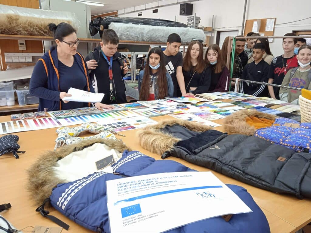 IMG 20220315 093431 scaled 1 | Netradiční exkurze zavedla žáky do textilní firmy na výrobu fusaků